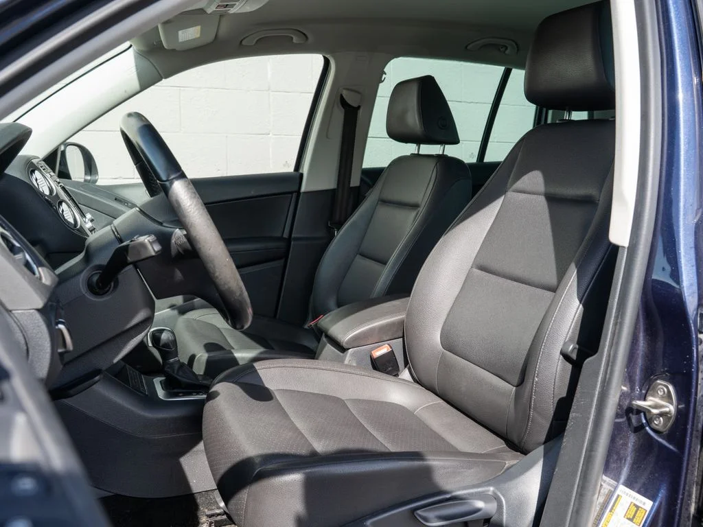 Used 2015 Blue Volkswagen SE image 5