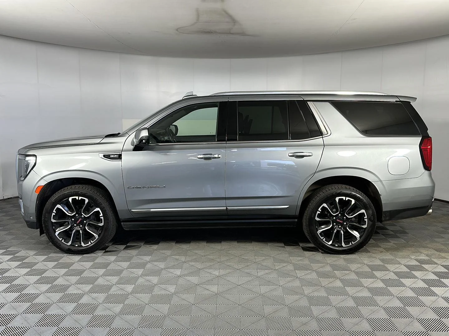 Used 2023 Sterling Metallic GMC Denali image 5