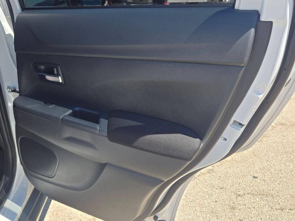 Used 2019  Mitsubishi 4WD**1 OWNER** image 7