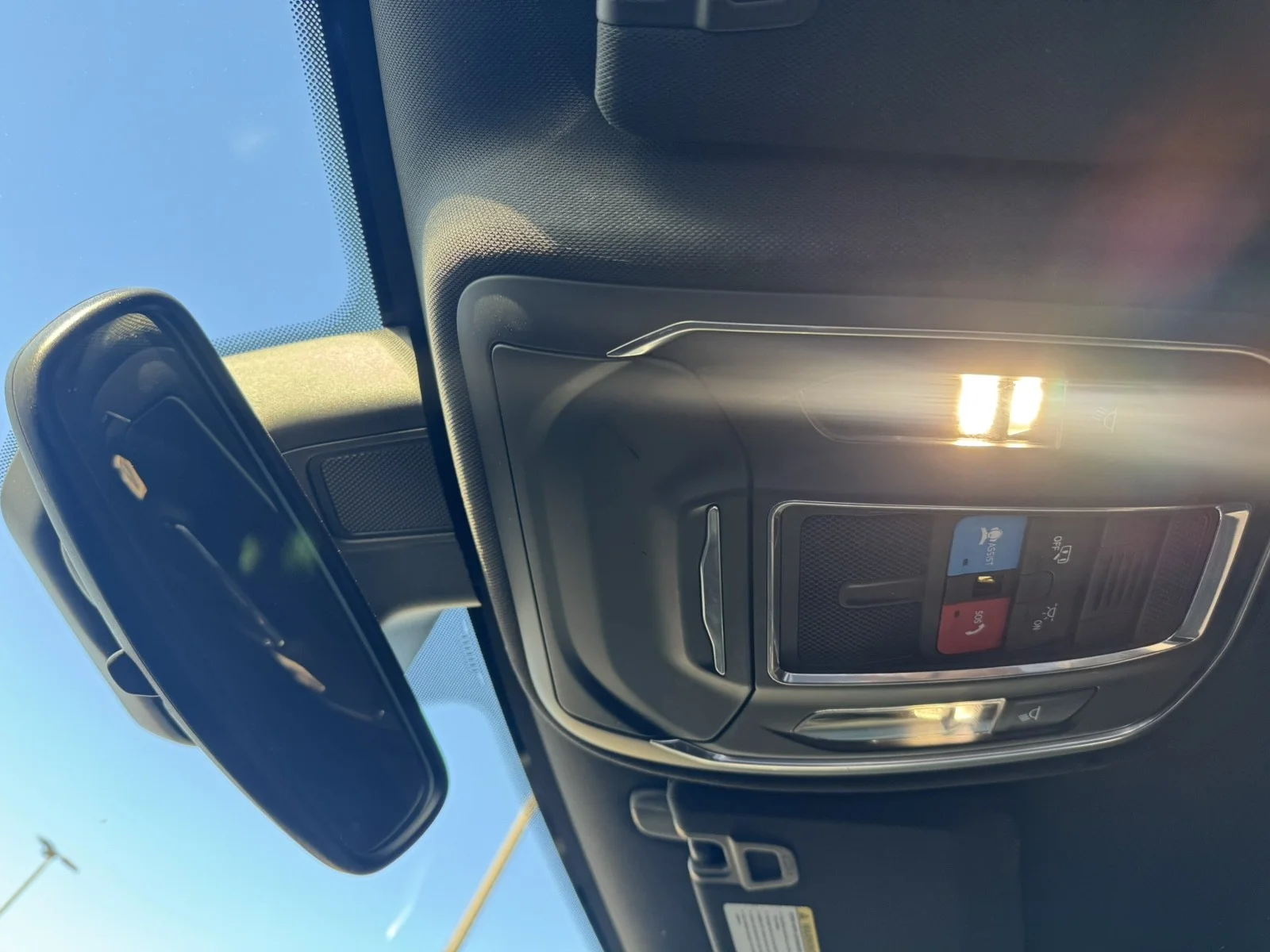 Used 2024  Jeep Laredo image 19