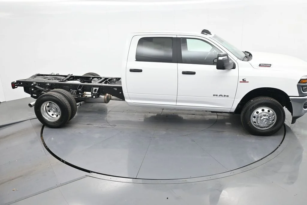 New 2026 Bright White Clear-Coat Exterior Paint RAM Tradesman image 26