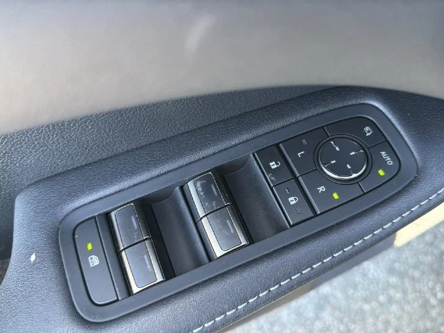 Used 2024  Lexus 350 image 32