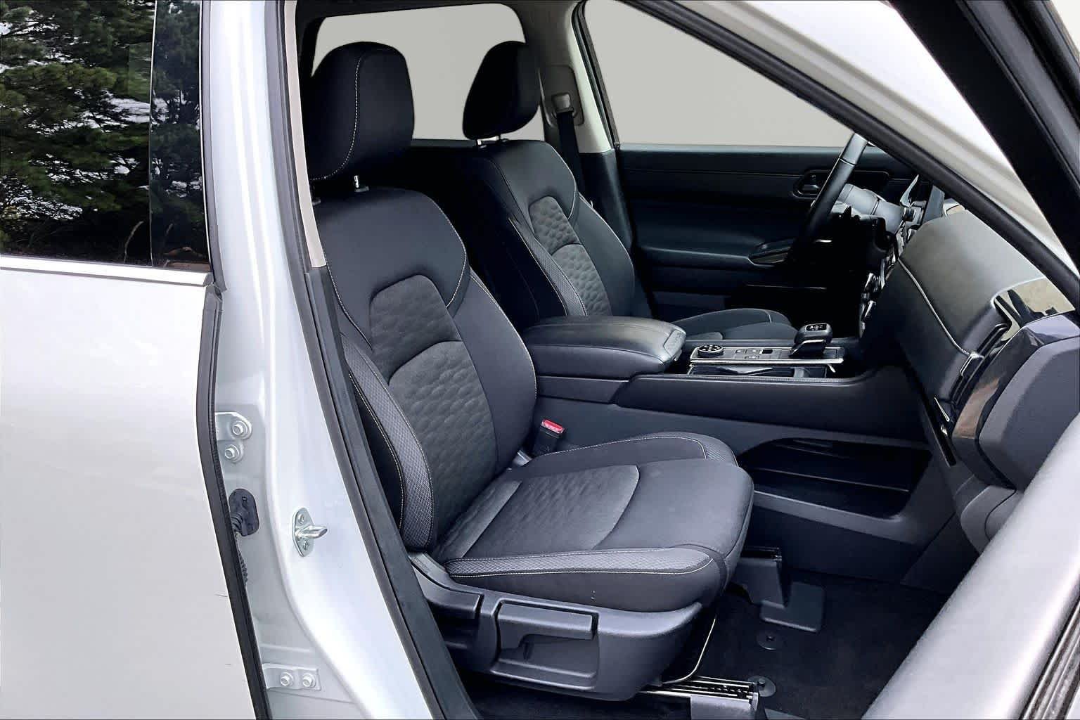 Used 2025 Glacier White Nissan SV image 9