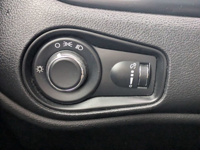 Used 2015 Silver Jeep Sport image 23