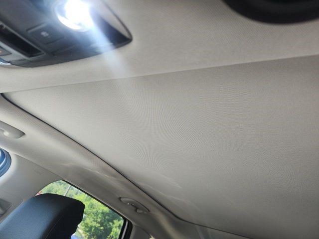 Used 2025 Glacial White Pearl Kia EX image 32