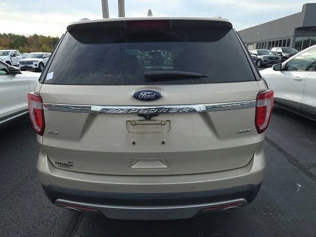 Used 2017 White Gold Metallic Ford XLT image 7