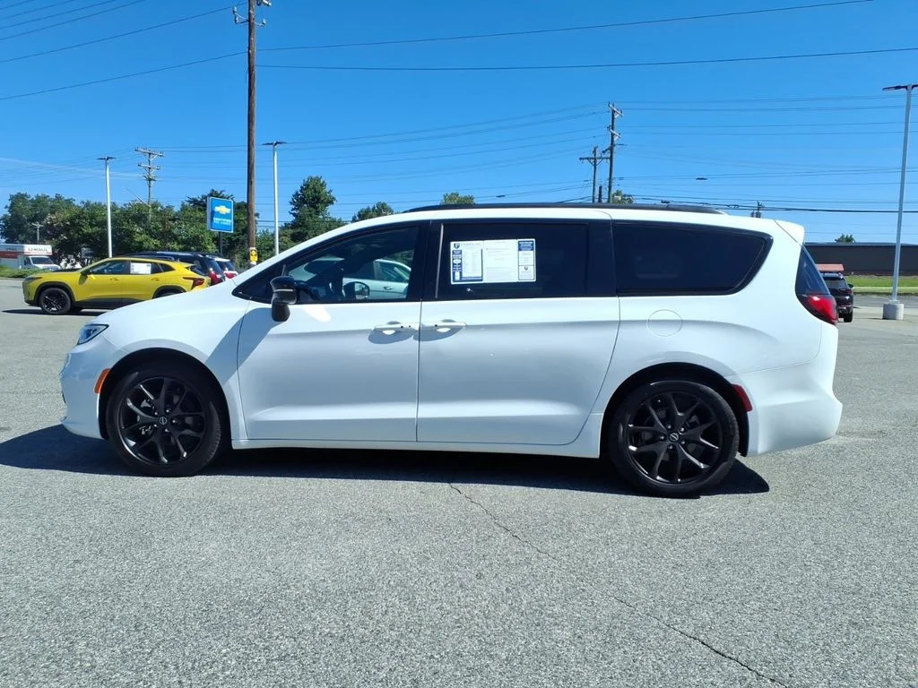 Used 2025 White Chrysler Limited image 31