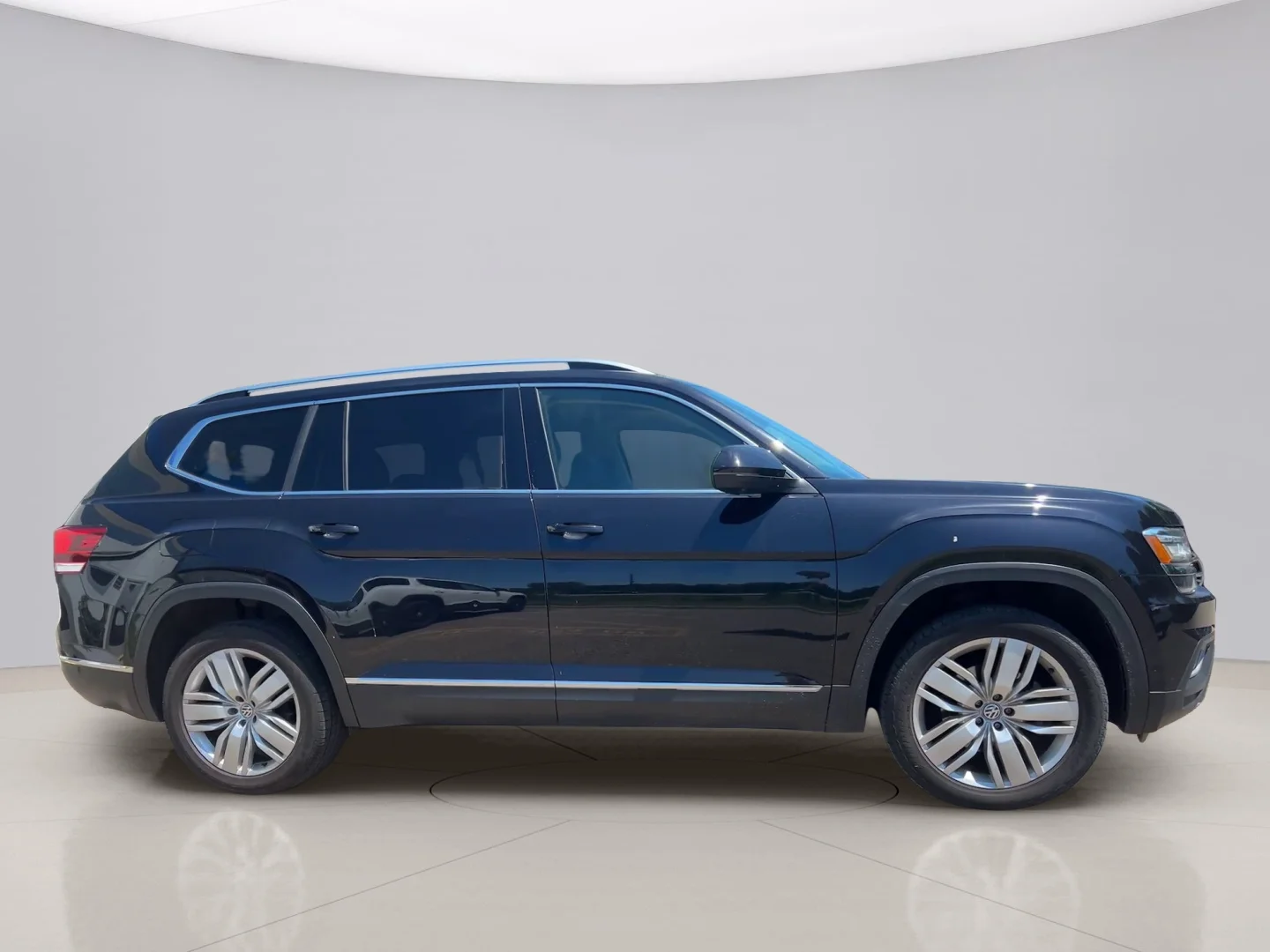 Used 2018 Black Volkswagon SEL PREMIUM image 6