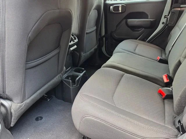 Used 2023  Jeep Sport S image 12
