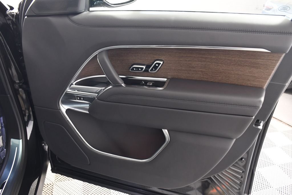 New 2026 Santorini Blk Land Rover SE image 17
