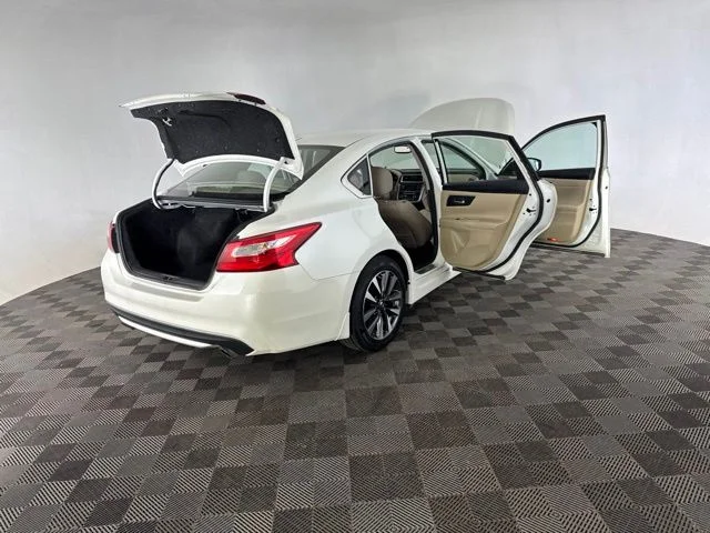 Used 2016 White Nissan 2.5 SL image 14