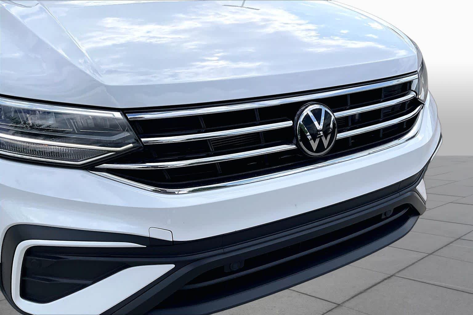 Used 2024 Pure White Volkswagen SE image 28
