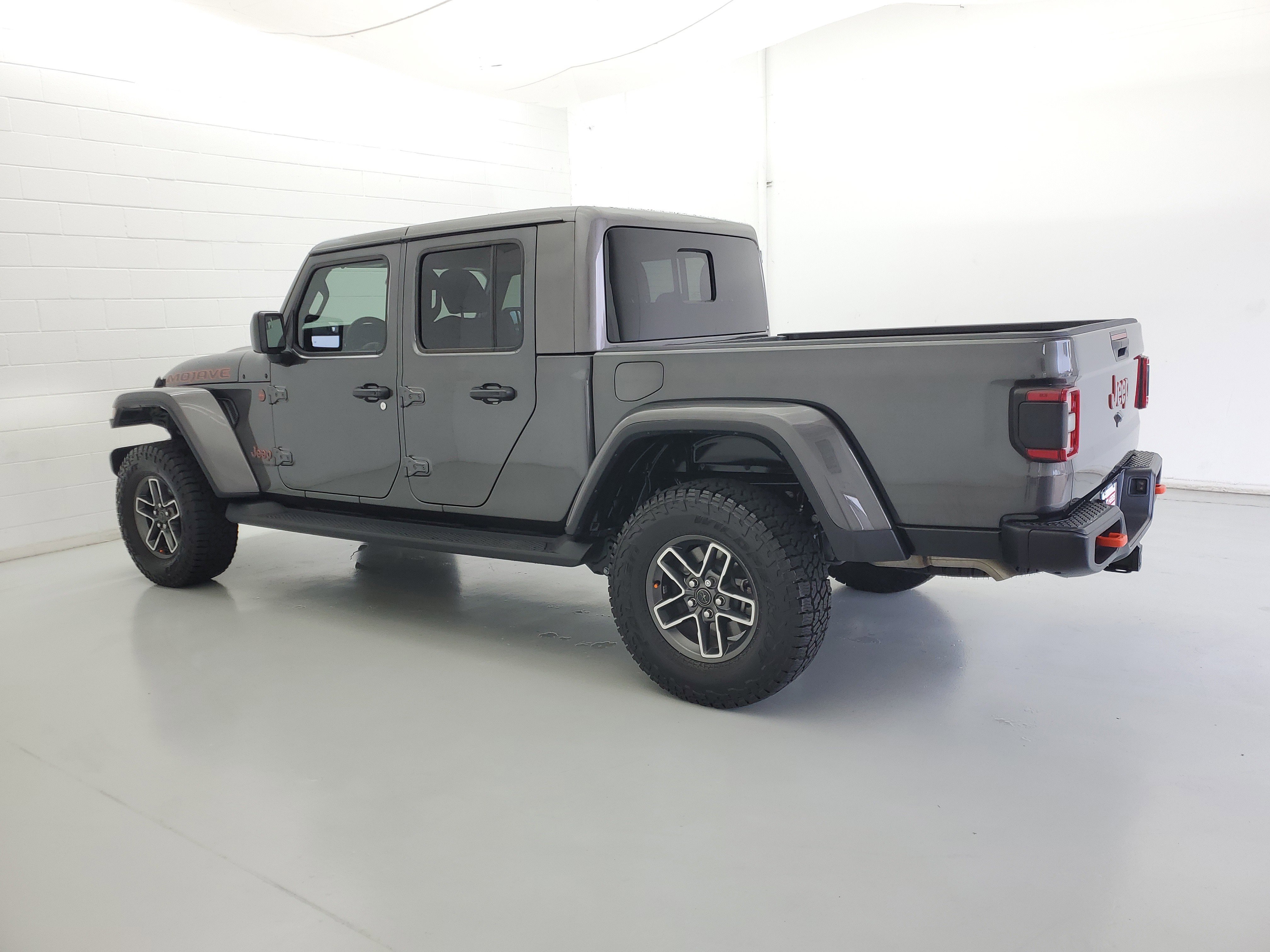 Used 2025 Granite Crystal Metallic Clearcoat Jeep Mojave image 7