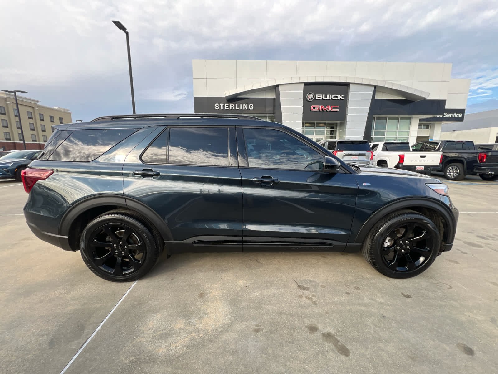2023 Ford Explorer ST-LINE