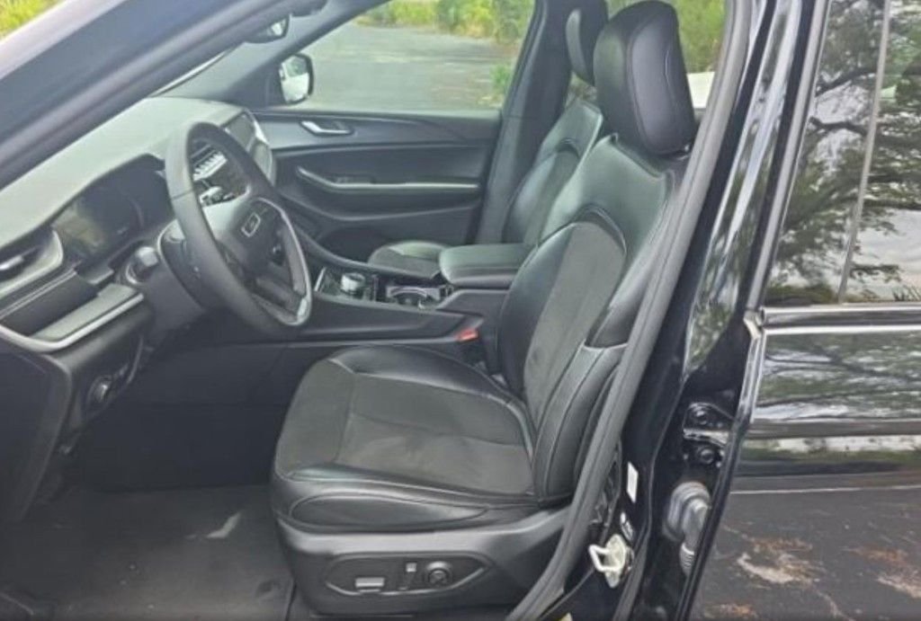 Used 2023 Black Jeep Altitude X image 7