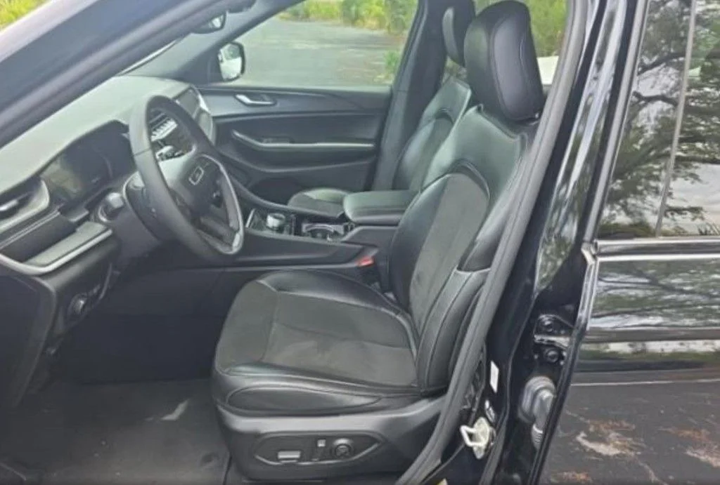 Used 2023 Black Jeep Altitude X image 7