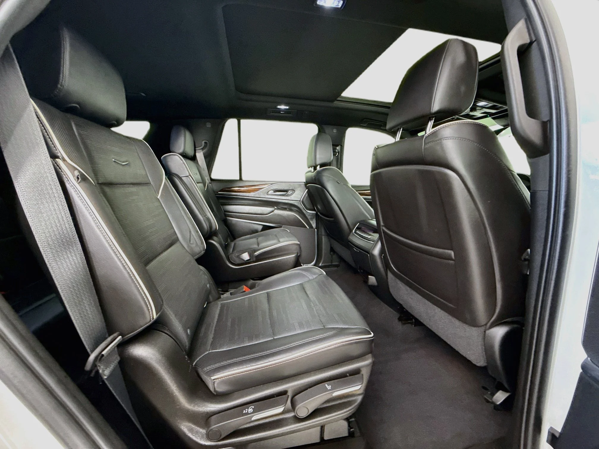 Used 2021 CRYSTAL WHITE TRICOAT Cadillac Premium Luxury image 32
