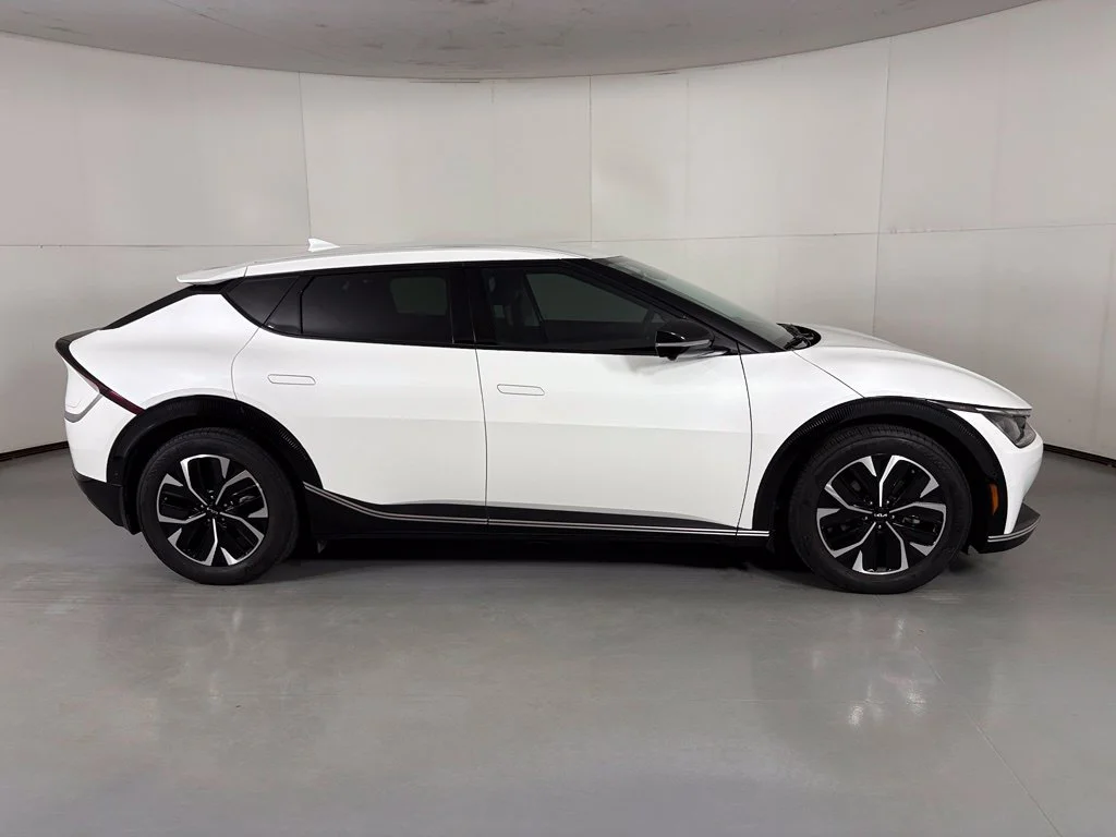 Used 2022 White Kia Wind image 9