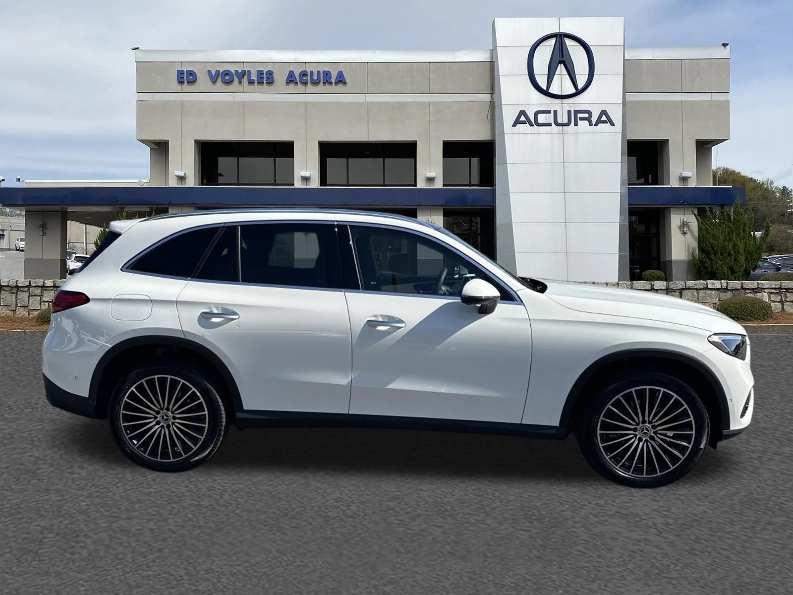 Used 2025 Polar White Mercedes-Benz GLC 300 image 4