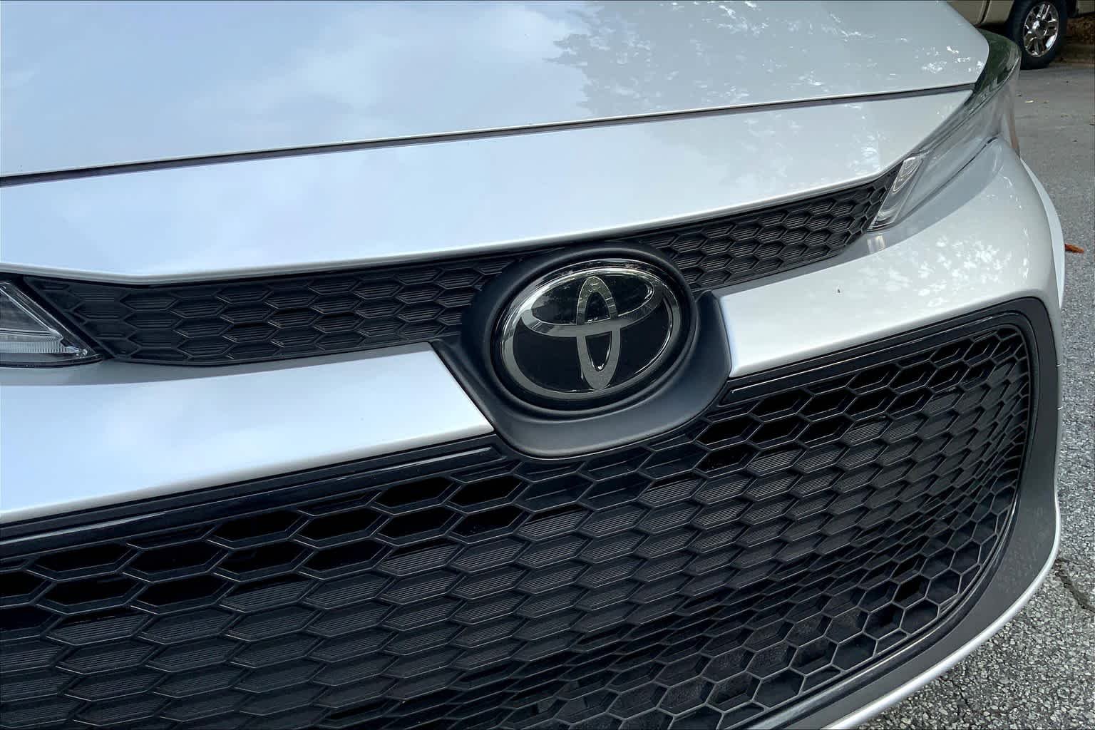 Used 2020 Classic Silver Metallic Toyota LE image 28
