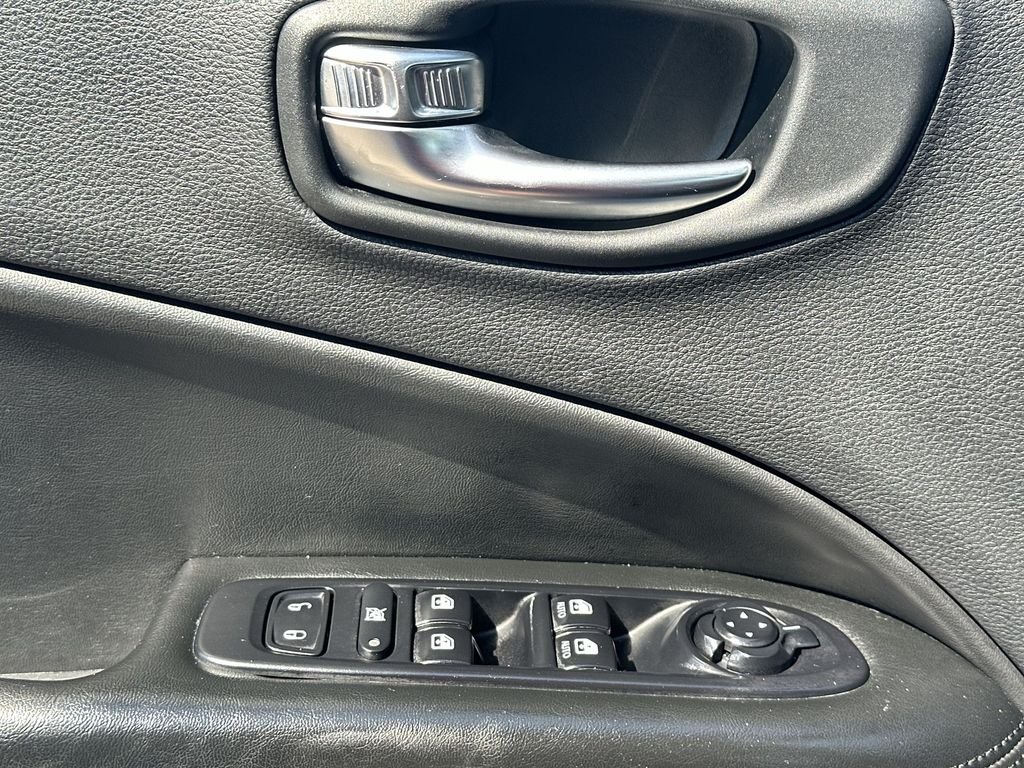 Used 2021  Jeep Altitude image 31