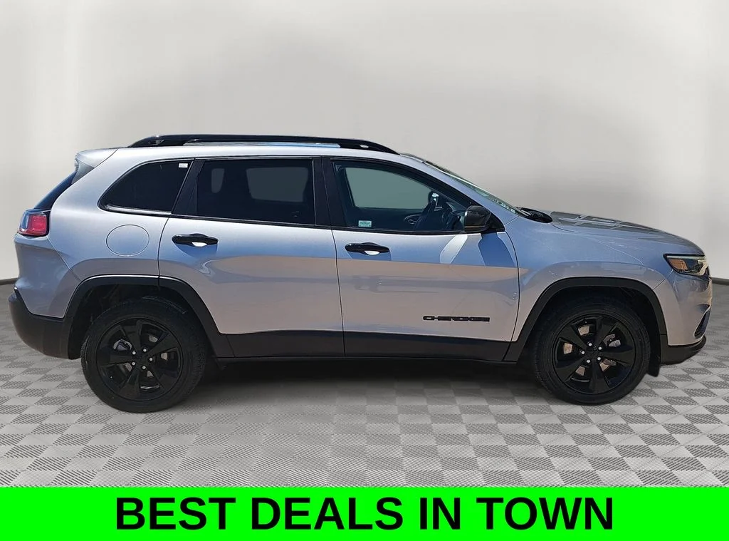 Used 2021 Silver Jeep Latitude Plus image 2