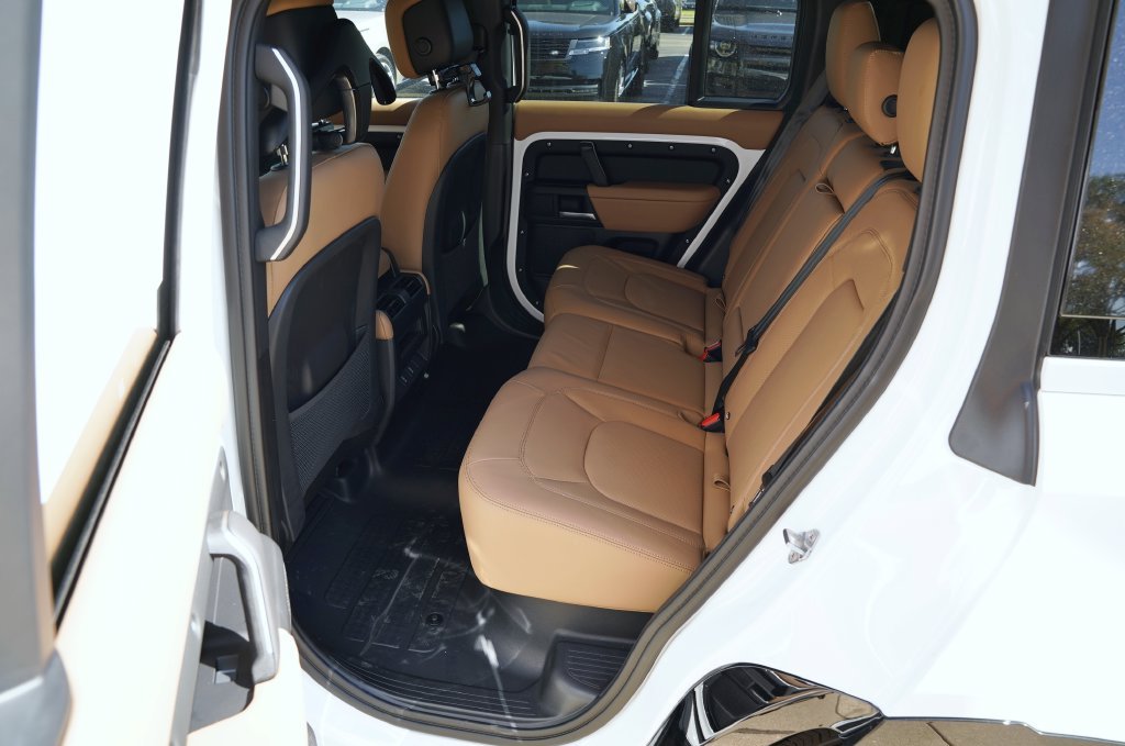 New 2026 Fuji White Land Rover X-Dynamic SE image 33