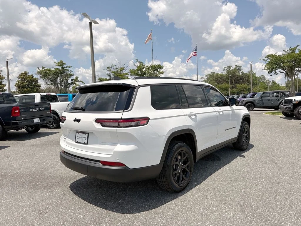 New 2026 Bright White Clear-Coat Exterior Paint Jeep Laredo image 3