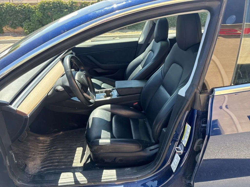 Used 2018  Tesla Long Range image 21