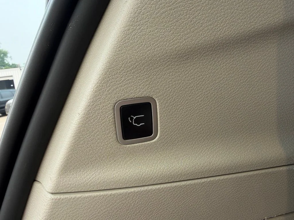 Used 2023 Black Chrysler Touring L image 12