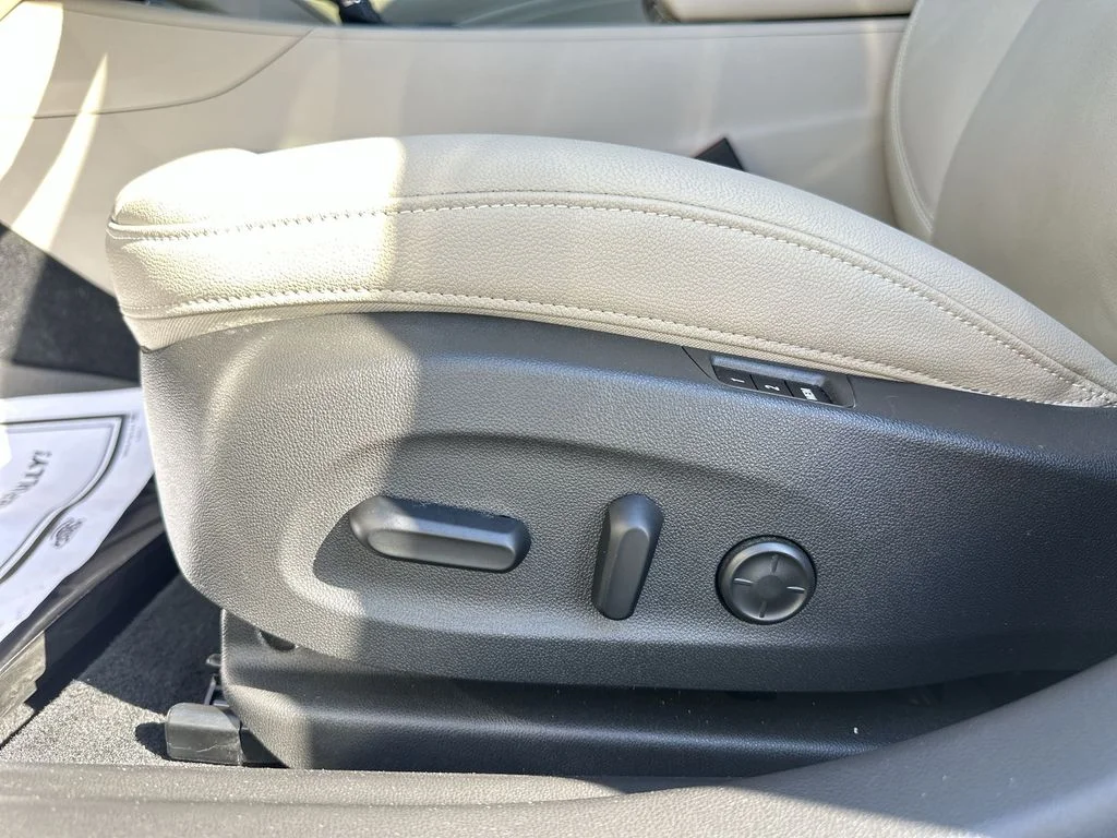 Used 2018 Silver Buick Essence image 18