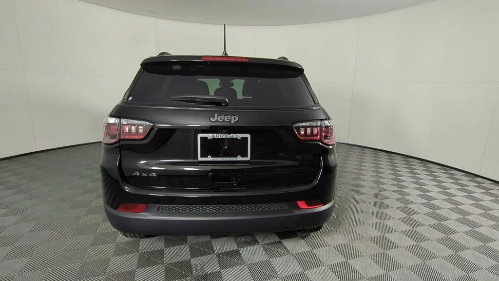New 2026 Diamond Black Crystal Pearl-Coat Exterior Paint Jeep Latitude Altitude image 5