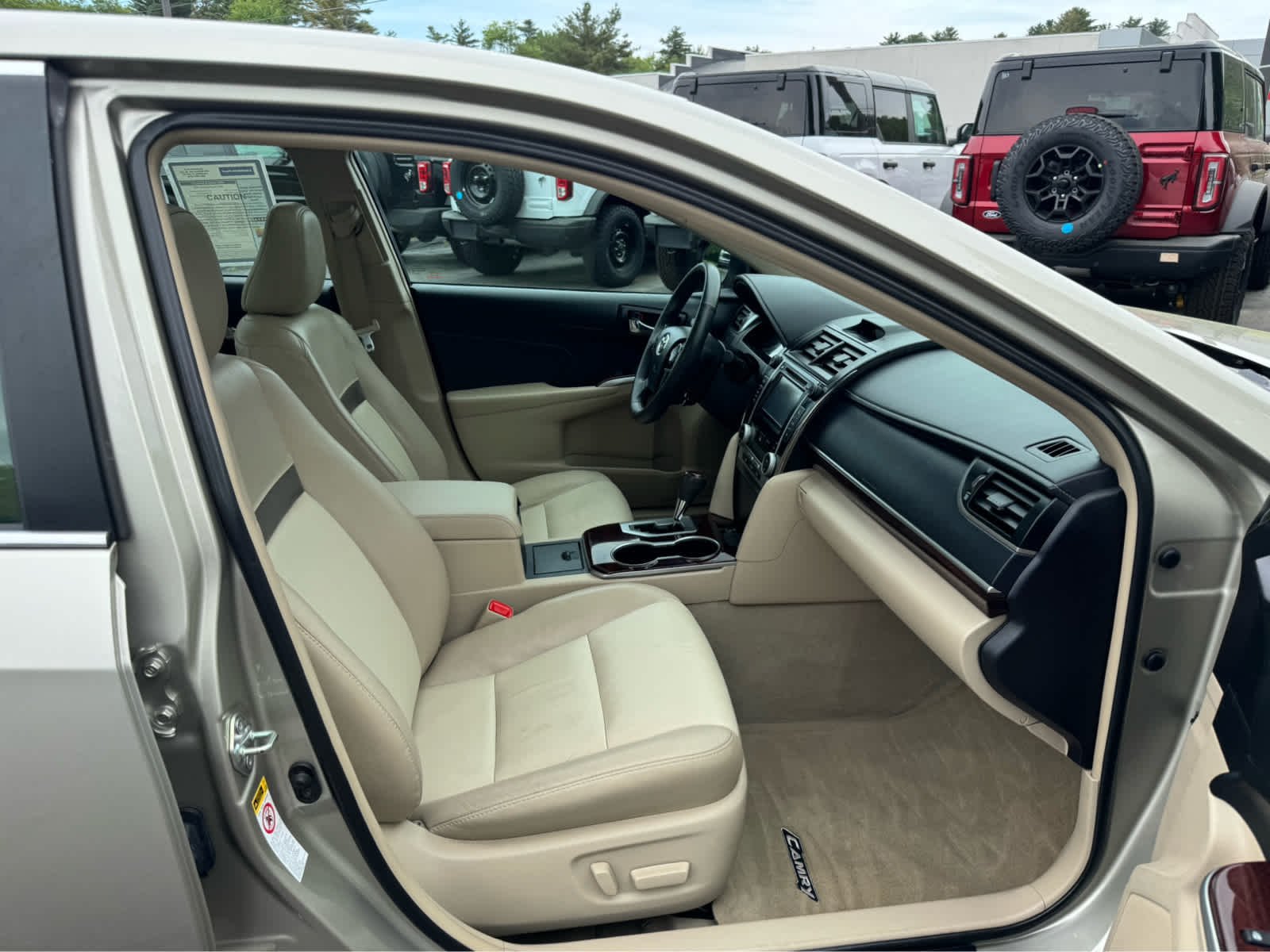 Used 2014 Creme Brulee Mica Toyota XLE image 11