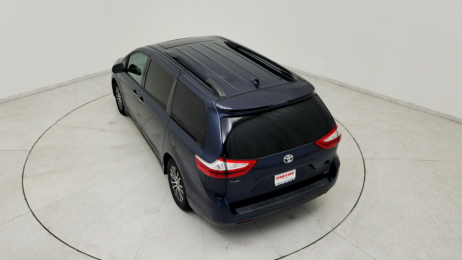 Used 2019 Beige Toyota XLE Premium image 18