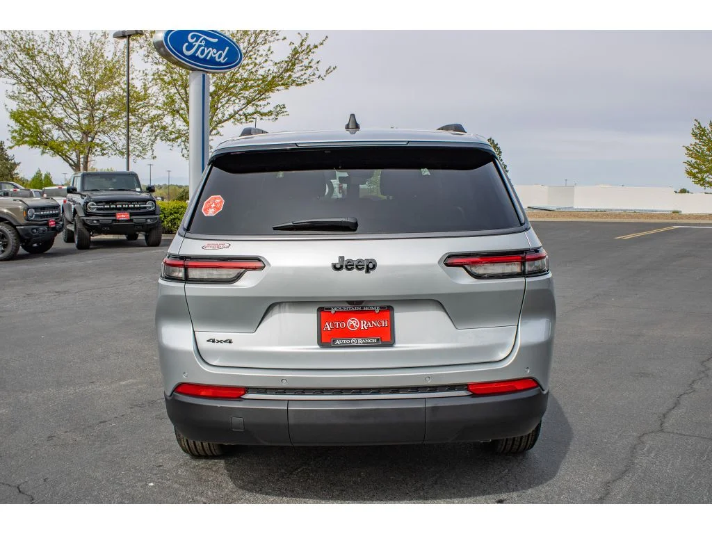 New 2026 SILVER ZYNITH Jeep Laredo Altitude image 7