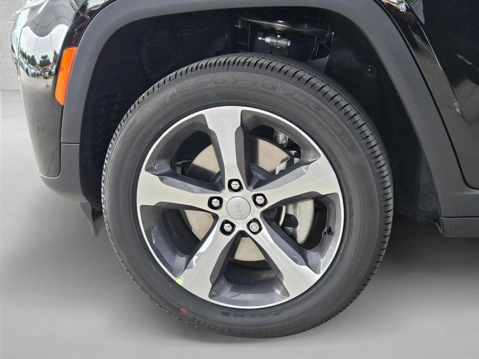 New 2026 Diamond Black Crystal Pearl-Coat Exterior Paint Jeep Limited image 10