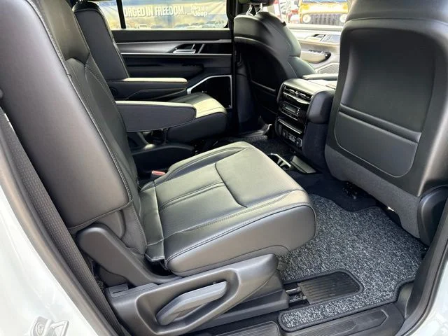 New 2026 Bright White Clear-Coat Exterior Paint Jeep  image 29