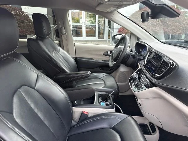 Used 2023 Black Chrysler Touring L image 37