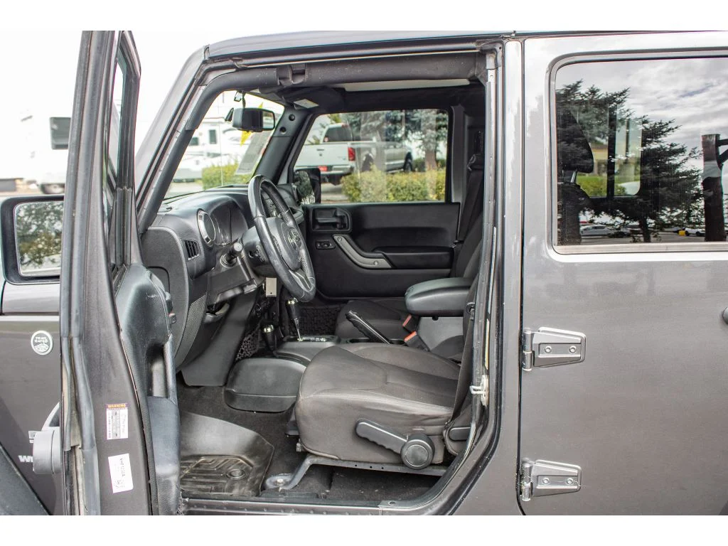 Used 2018 Granite Crystal Metallic Clearcoat Jeep Sport S image 27