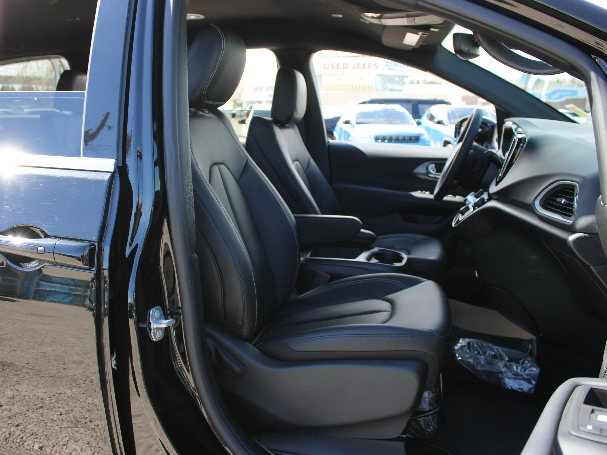 Certified Used 2025 Black Chrysler SXT * V6 | Heated Leather Seats | Adaptive Cruise | Apple CarPlay | Remote Start | Backup Camera image 21