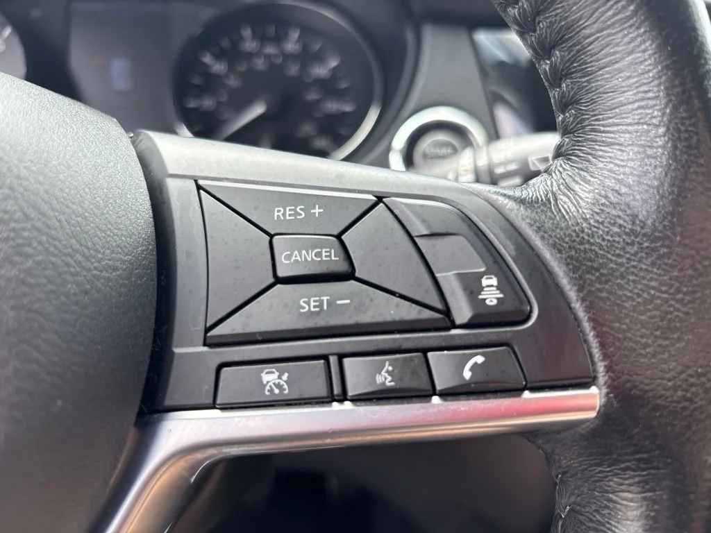 Used 2018 White Nissan SL image 23