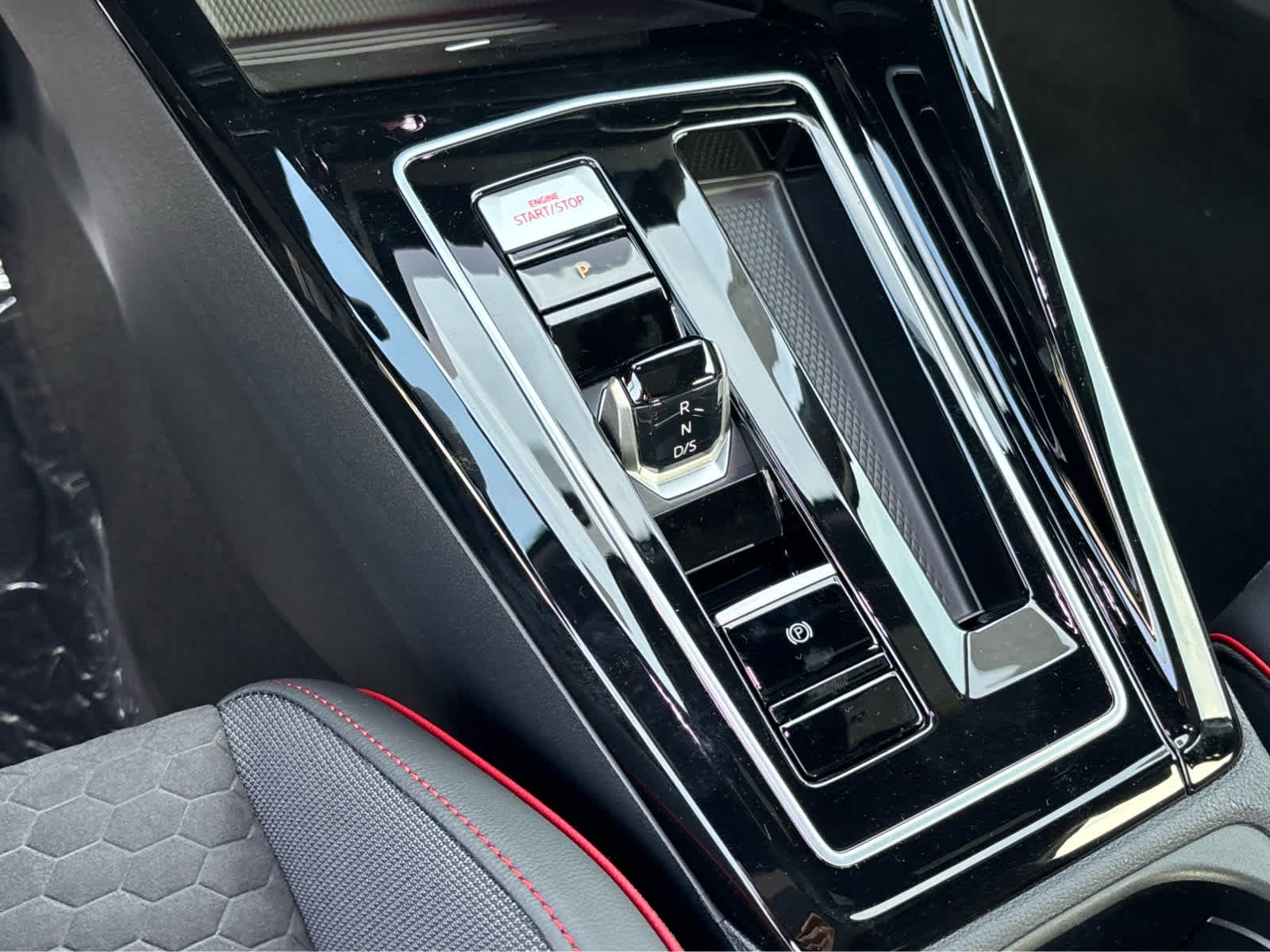 2025 Volkswagen Golf GTI SE - Photo 18