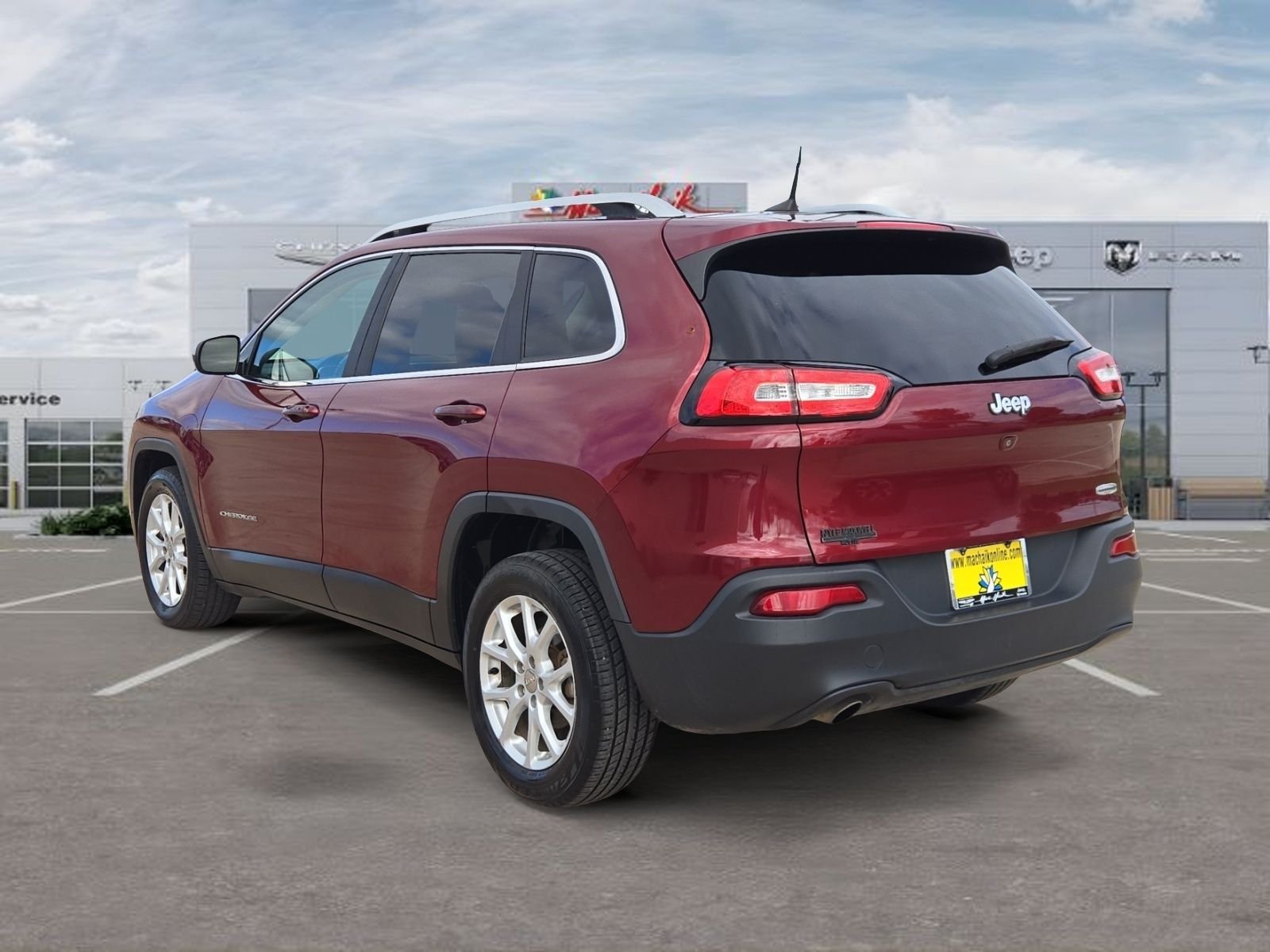 Used 2018 Red Jeep Latitude Plus image 3