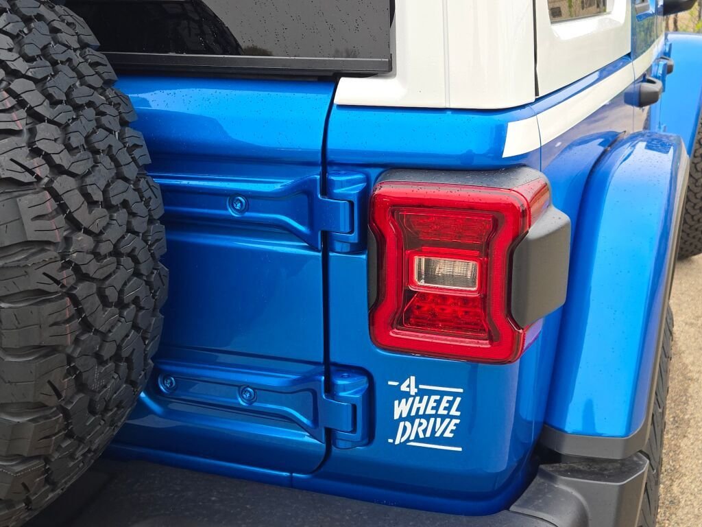 New 2026 Hydro Blue Pearl-Coat Exterior Paint Jeep Rubicon image 12