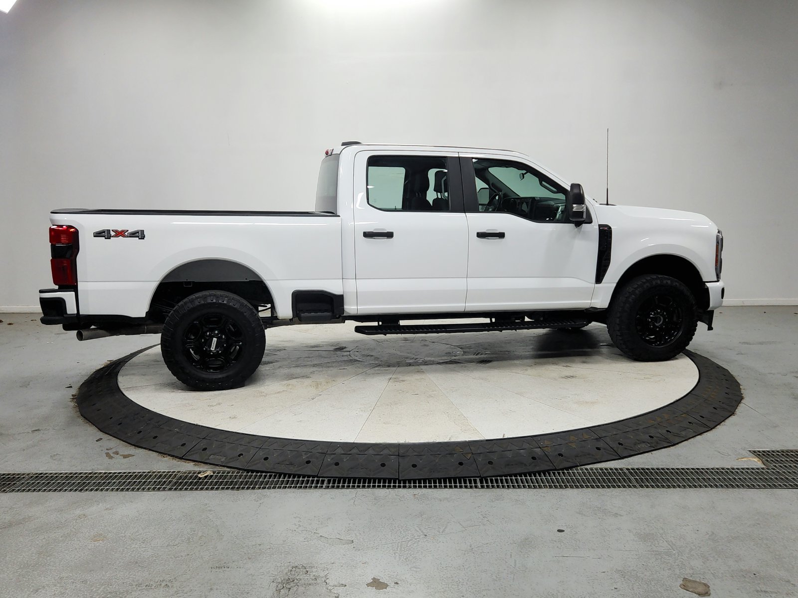 Used 2023 Oxford White Ford XL image 9
