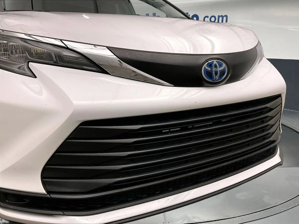 Used 2024 White Toyota LE image 33