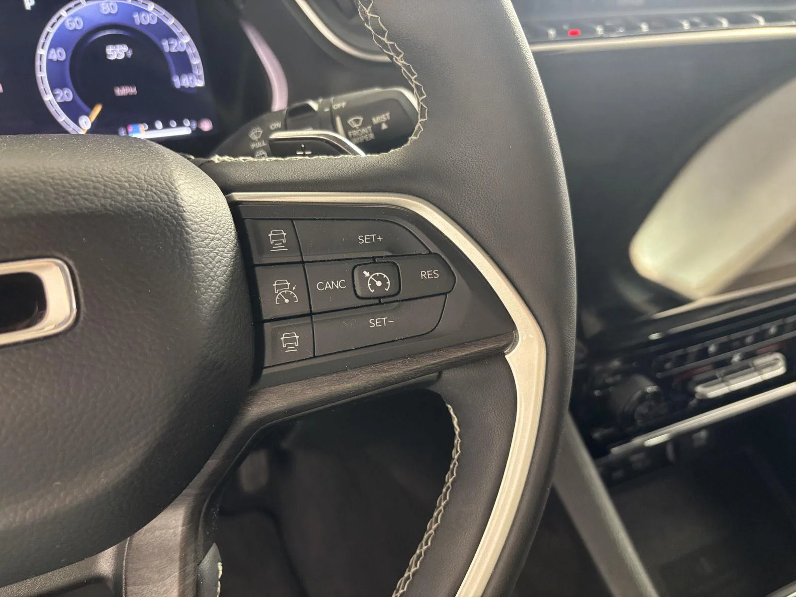 Used 2023 Ember Pearlcoat Jeep Limited image 28