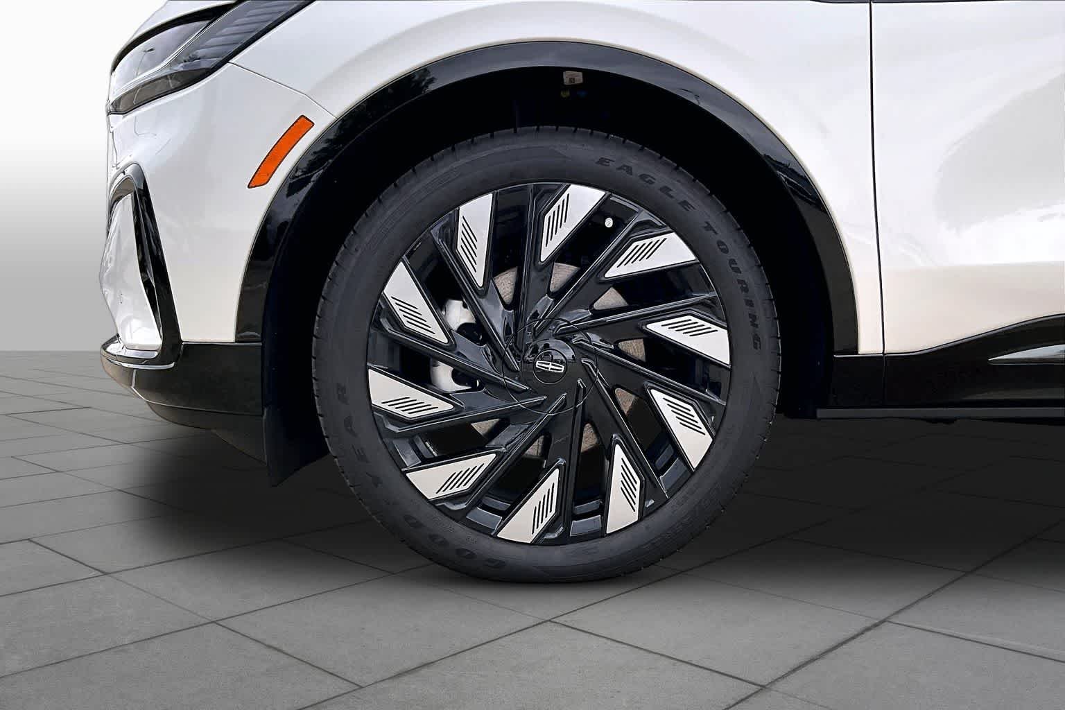 Used 2025 White Platinum Metallic Tri-Coat Lincoln Reserve image 9