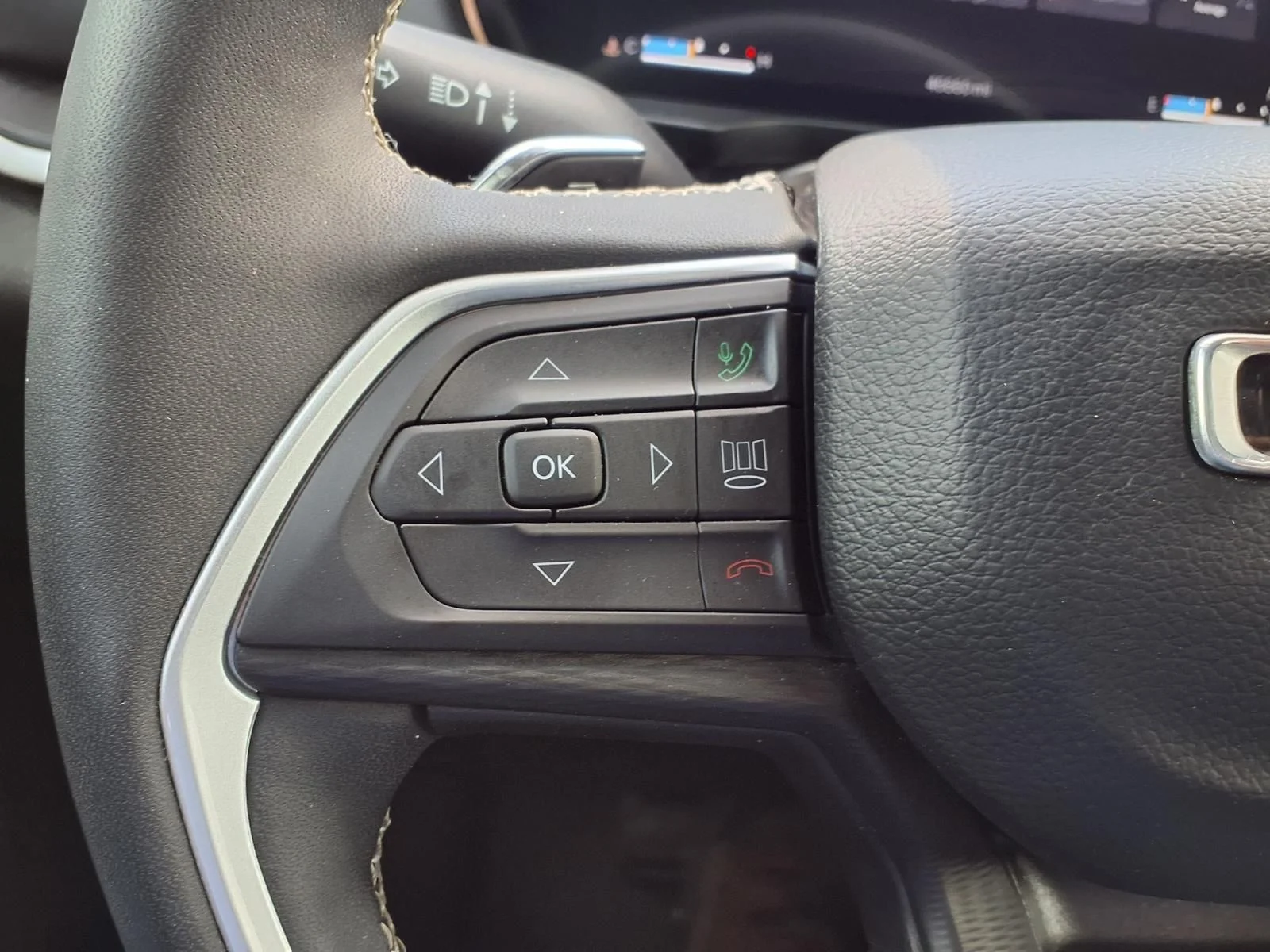 Used 2023 Silver Jeep Altitude image 23