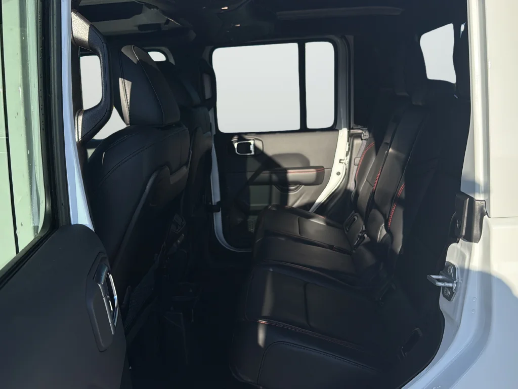 New 2026 Bright White Clear-Coat Exterior Paint Jeep Rubicon X image 25